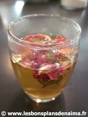 Infusion-aux-petales-de-rose.jpg