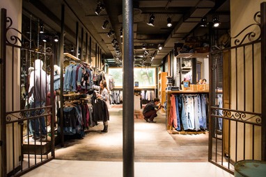 Interieur-boutique-Bonobo-Jeans.jpg