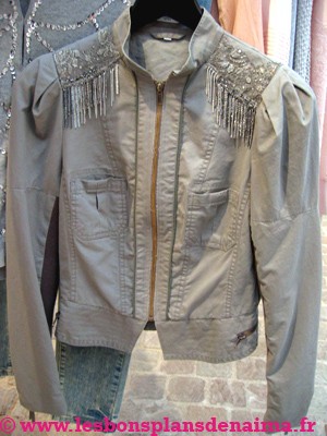 veste-kaki-bijoux-epaules.jpg