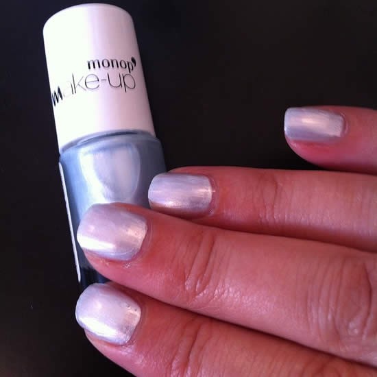 Vernis-bleu-Monop-Make-Up.jpg