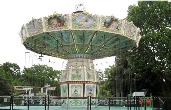 Chaises-Volantes-Jardin-D-Acclimatation.jpg