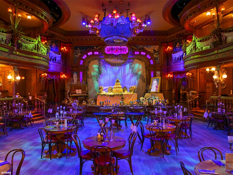 Intérieur du The Unlucky Nugget Saloon pour Halloween
