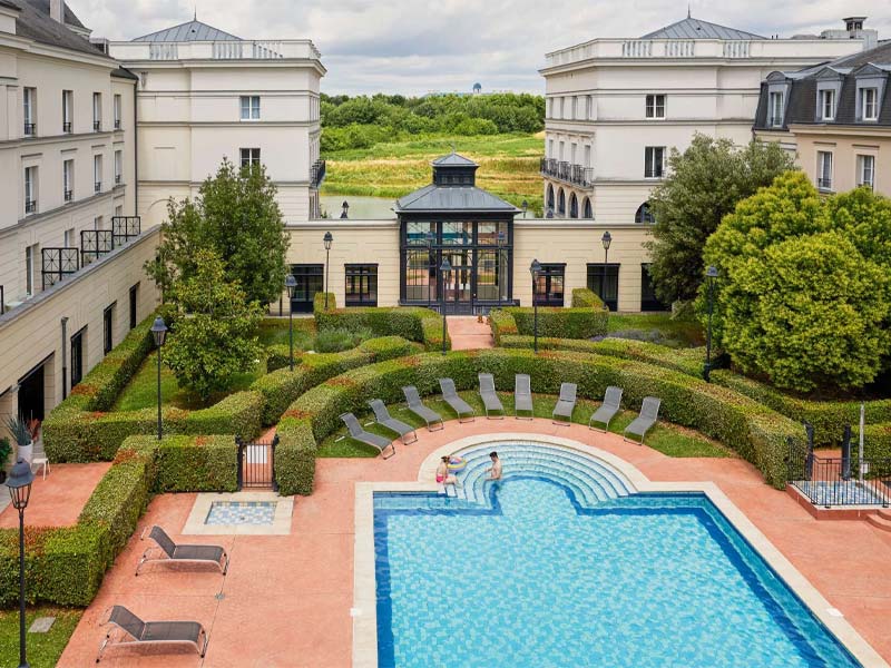 La piscine extérieure chauffée de l'Aparthotel Adagio Serris Val d'Europe près de Disneyland Paris