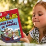 Enfant apprenant à lire avec un magazine jeunesse