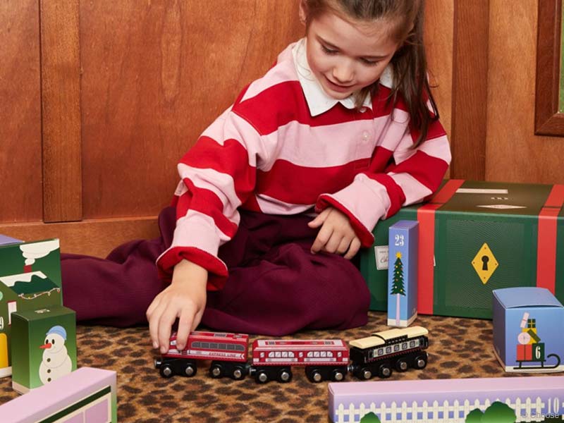 Cases du calendrier de l'avent Choose Kids transformées en gare de Noël et wagons de train